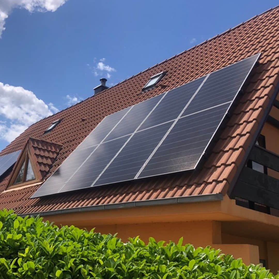Panneaux photovoltaïques installés sur toiture de maison individuelle